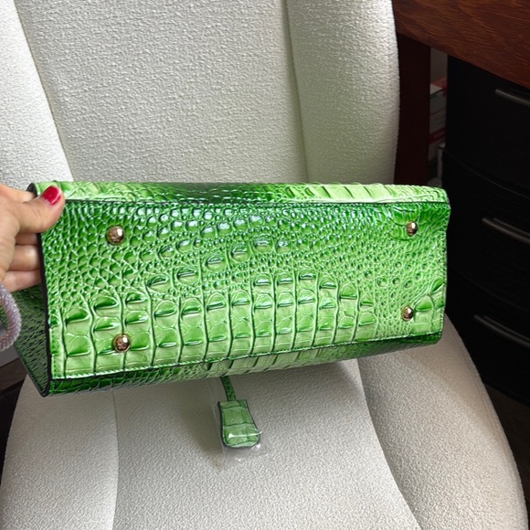 Trendy Boutique Green Satchel with Crocodile Embossed Finish - Picture 5 of 8